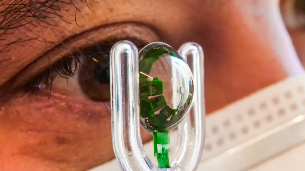 Conheça a lente de contato inteligente com tela de microLED de 0,5 mm - Giz  Brasil