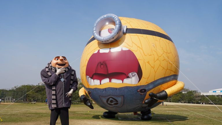 Inflável gigante dos Minions e Gru do filme Meu Malvado Favorito - Foto divulgação